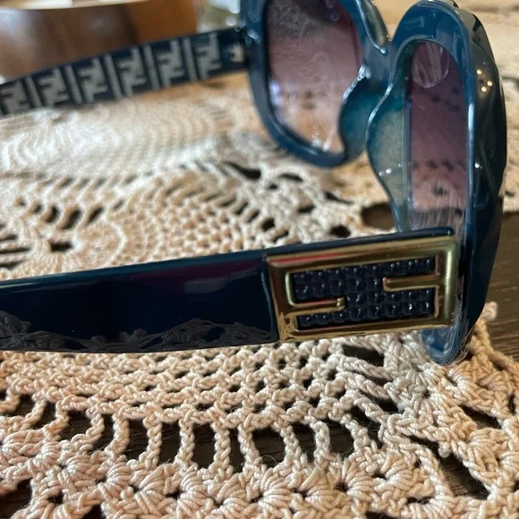 Fendi sunglasses No case - Picture 2 of 6